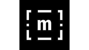 Logo du musée : lettre m stylisée encadrée de crochets sur fond noir