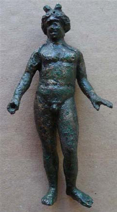 Statuette d'Apollon en bronze à patine verte, figurée debout, bras légèrement écartés, portant une couronne