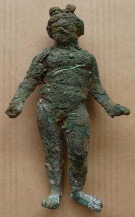 Petite figurine antique d'Apollon debout en bronze oxydé, patine vert-de-gris, bras écartés du corps