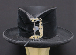 Chapeau en feutre noir avec boucle métallique dorée aux motifs floraux de style Art nouveau