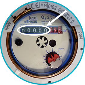 Compteur d'eau avec l'index à chiffres blancs sur fond noir mis en évidence par un ovale, et les cadrans rouges des sous-unités visibles à droite