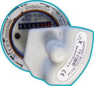 Compteur d'eau traditionnel sur lequel est fixée une tête émettrice radio blanche, formant l'ensemble du compteur radio