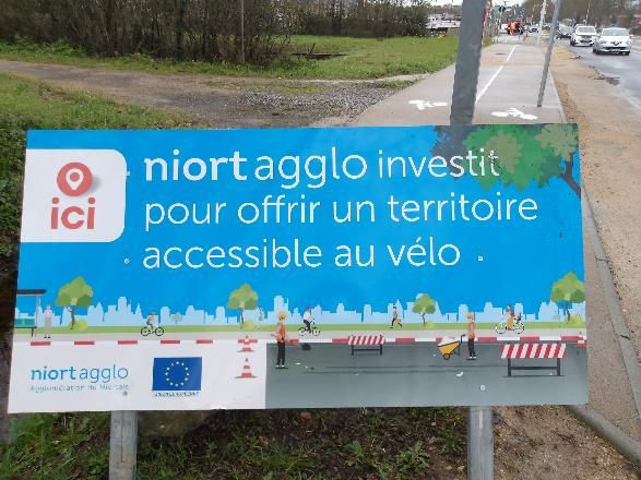 Panneau de chantier Niort Agglo et financement européen pour un territoire accessible au vélo