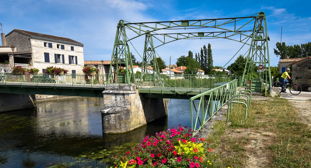 Coulée verte, pont-levis de Magné ©Bruno Derbord Coulée verte, pont-levis de Magné