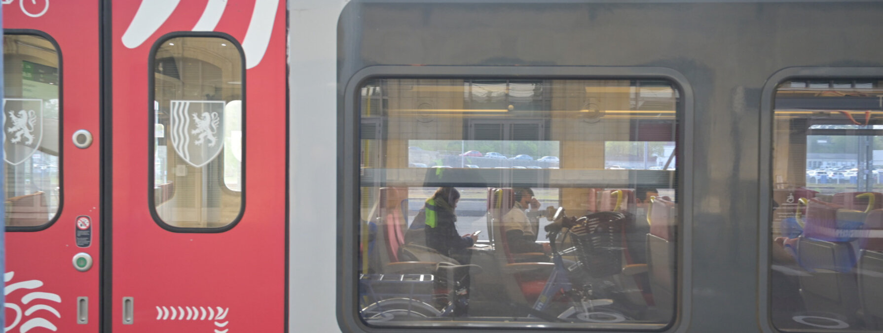 Rame TER Nouvelle-Aquitaine stationnée en gare de Niort, des voyageurs visibles à bord