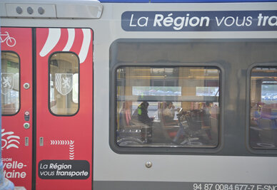 Rame TER Nouvelle-Aquitaine stationnée en gare de Niort, des voyageurs visibles à bord
