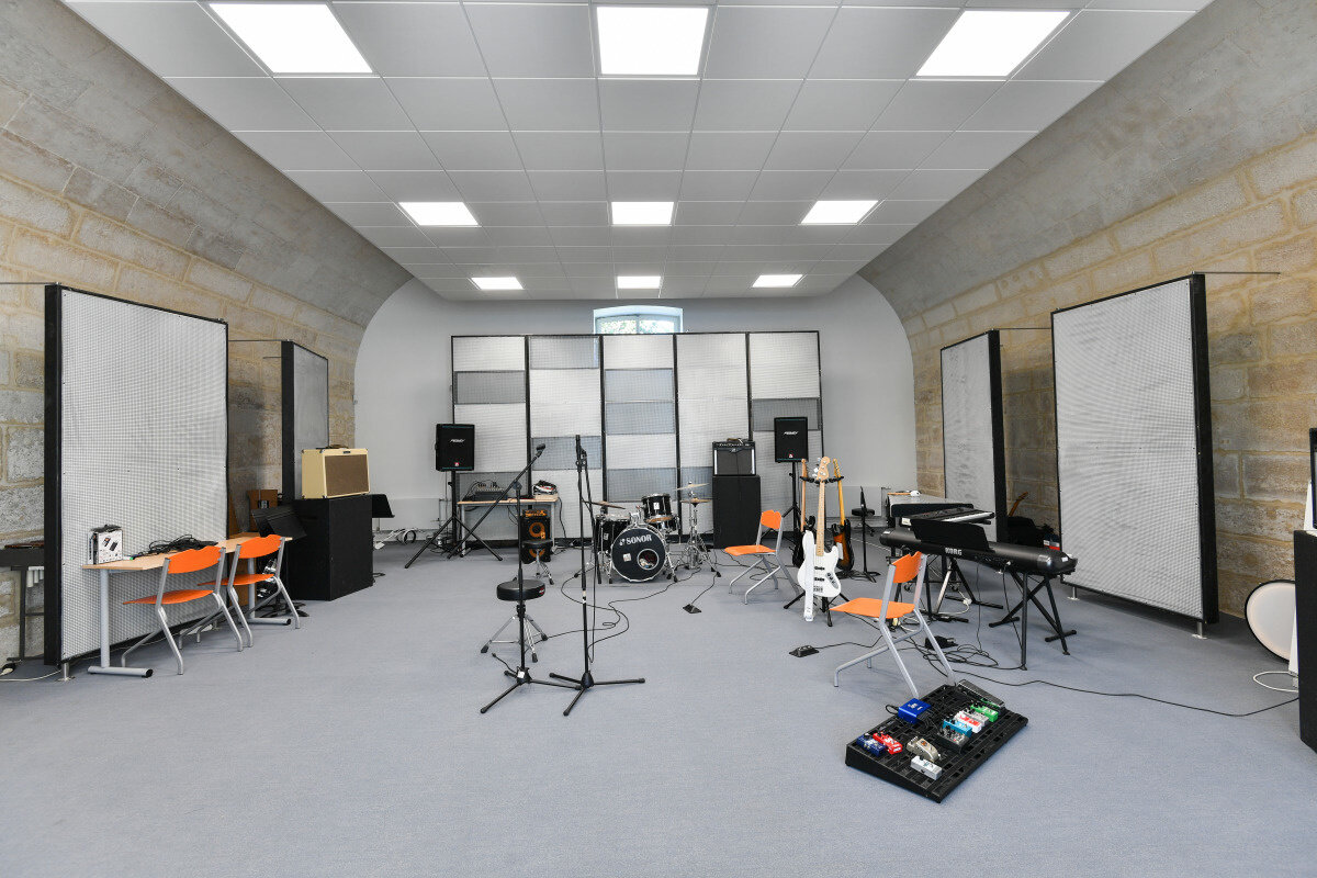 Novembre 2019 Salle de répétition du Conservatoire équipée d'une batterie, guitares électriques, amplificateurs et claviers