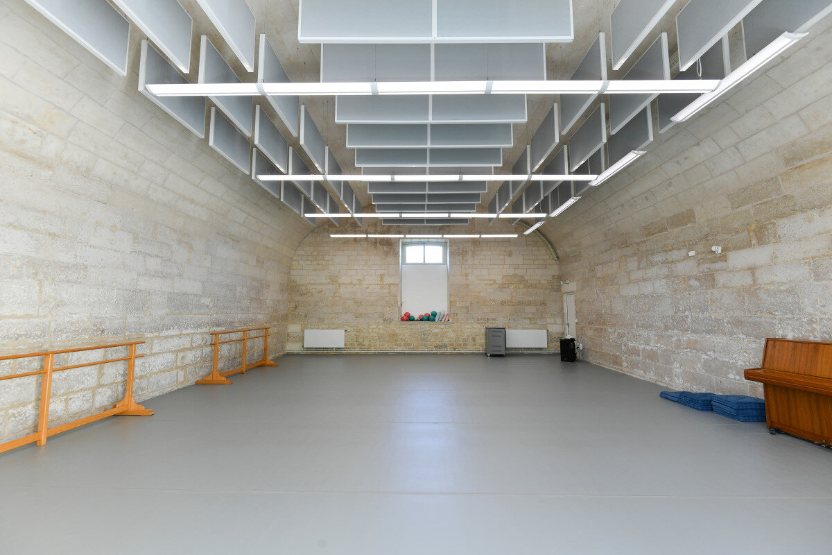 Novembre 2019 Salle de danse du Conservatoire avec barres en bois, sol en vinyle gris et plafond acoustique modulaire