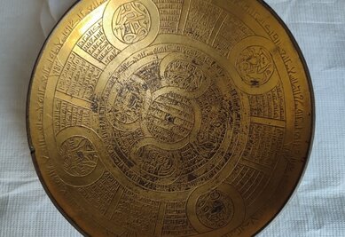 Coupe magique du calife Mamûn ibn Harûn (813-833). Diamètre 13.5 cm