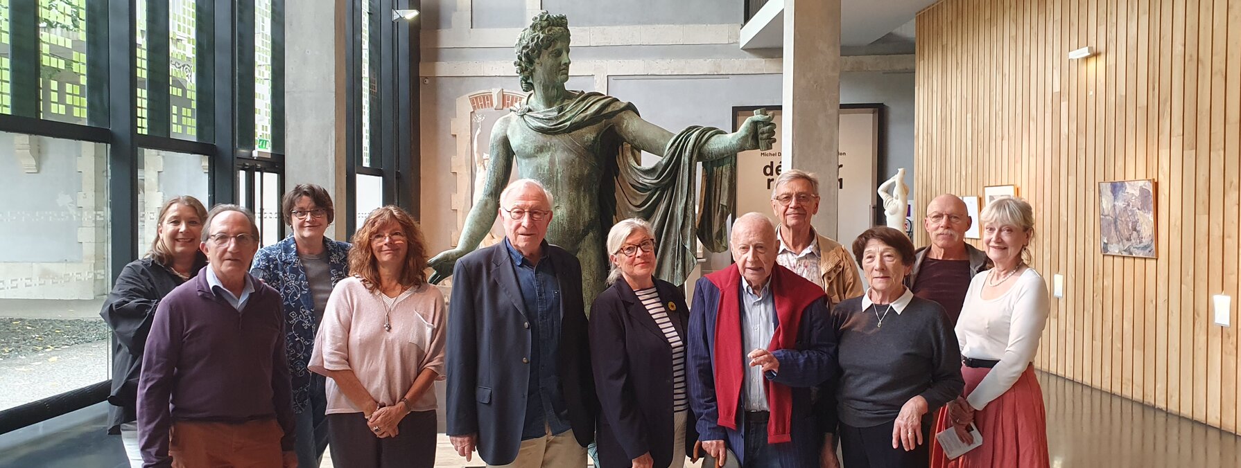 Le nouveau conseil d'administration des Amis des musées de Niort, avec sa présidente Catherine Piot, posant devant une statue en bronze au musée.