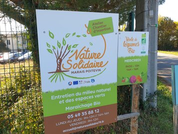 Panneau de l'association Nature Solidaire, atelier chantier d'insertion en maraîchage bio et entretien d'espaces verts