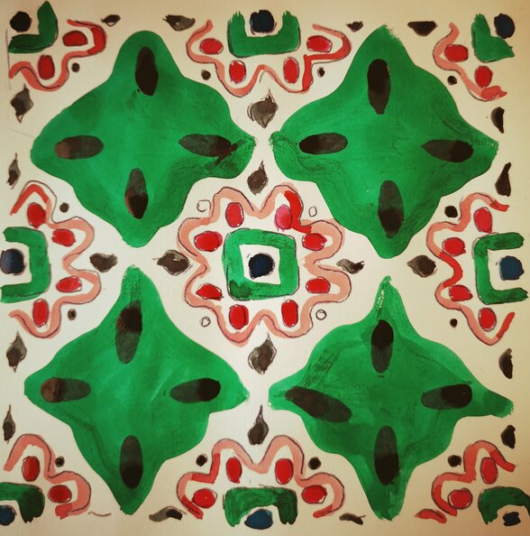 Peinture aux motifs géométriques symétriques en vert, rouge et beige, réalisée lors d'un atelier création de motifs