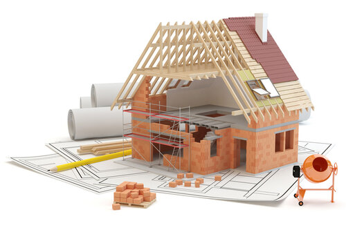 Maison en cours de construction avec ossature bois, échafaudage, briques, plans d'architecte et bétonière