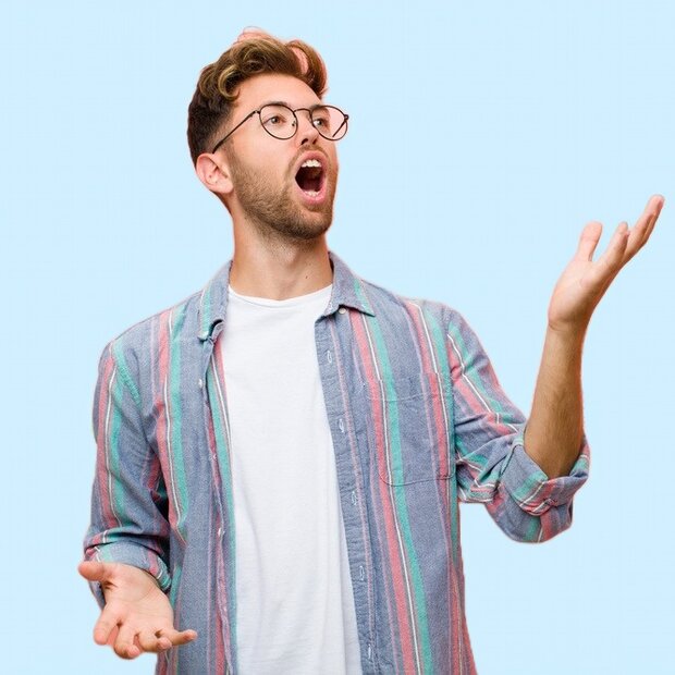 Chanteur en pleine émission vocale, bouche grande ouverte et bras levé en geste d'expression artistique