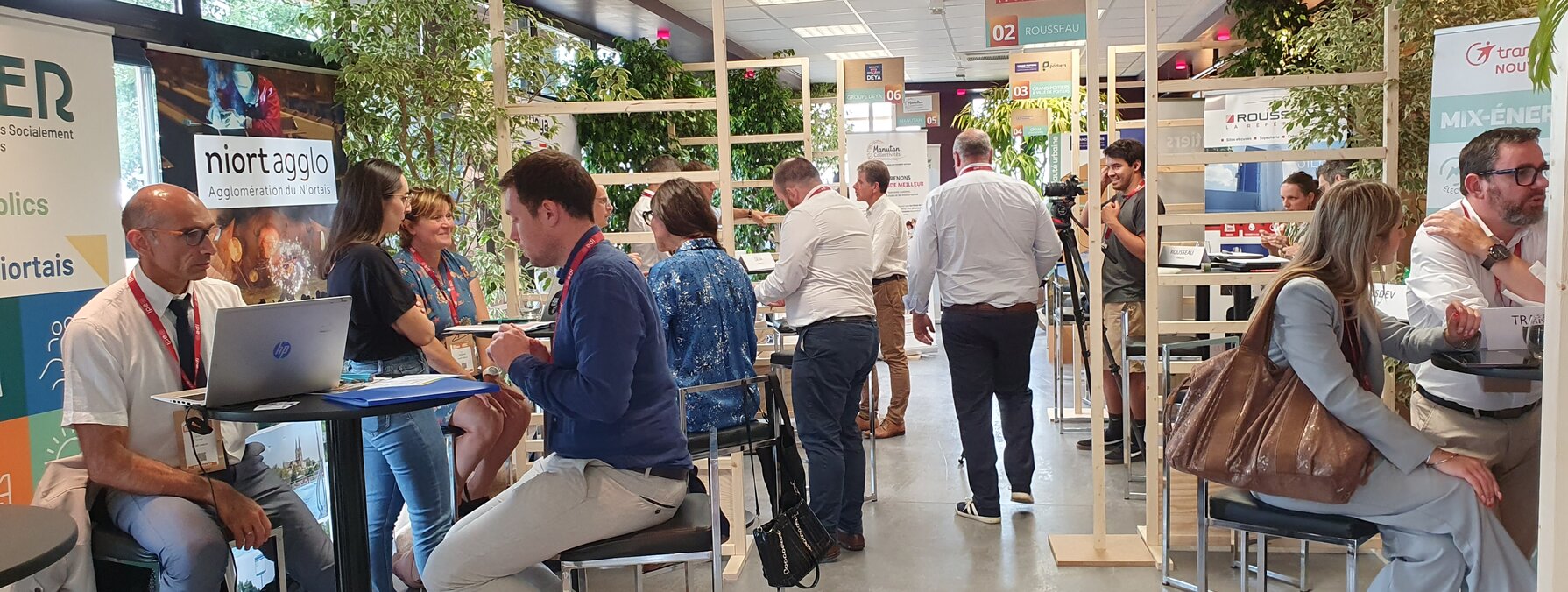 Tables de rendez-vous entre fournisseurs locaux et acheteurs publics et privés, bannière Niort Agglo visible en arrière-plan.