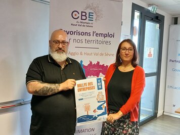 Deux représentants du CBE présentent l'affiche du Rallye des Entreprises prévu le 17 octobre 2025