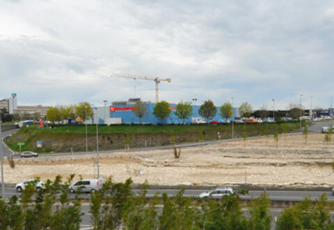 Aménagement du rond-point à l'entrée de la zone Mendès France à Niort © B.Derbord