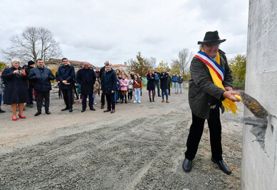 Lancement du projet de création d'un pôle commercial à Fors, avec la dépose de la 1ère pierre d’une friche en centre-bourg.