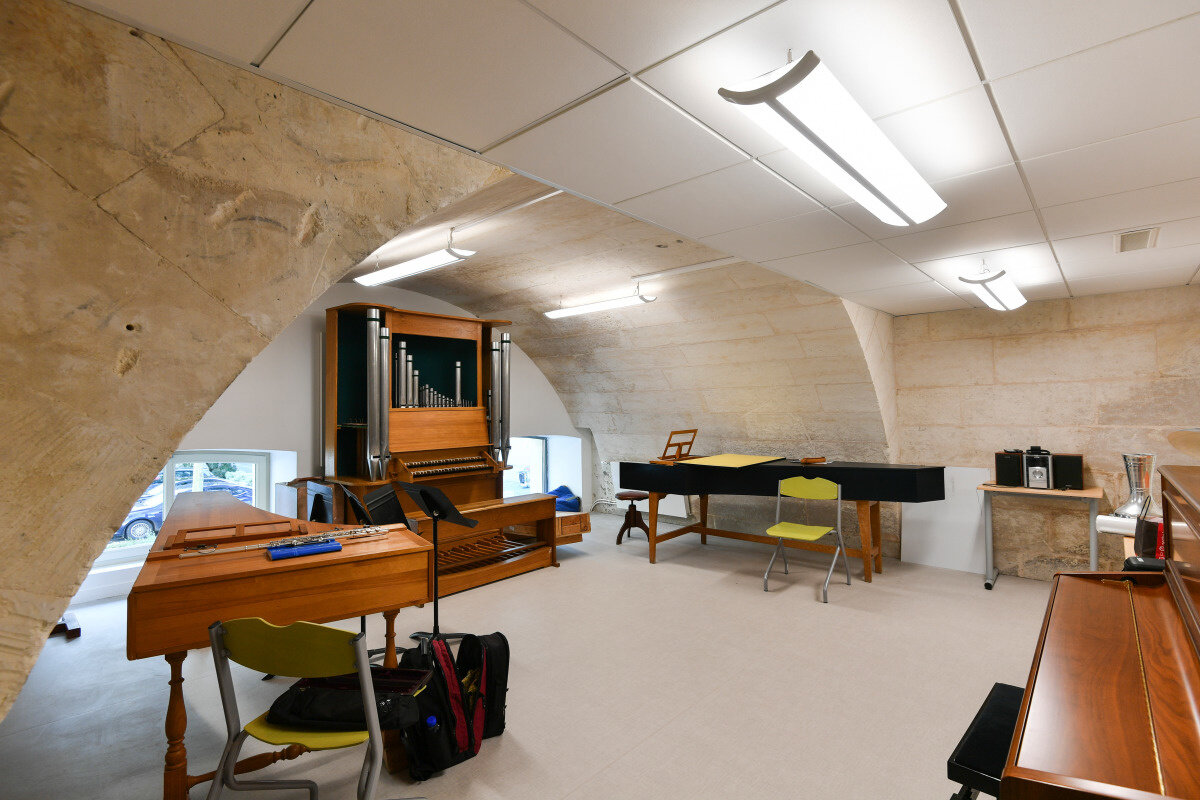 Novembre 2019 Salle de pratique musicale voûtée en pierre avec orgue de chambre, clavecin et pupitres