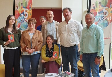 Élus et équipe du festival La 5e Saison réunis pour la présentation de l'édition 2026, programmes en main