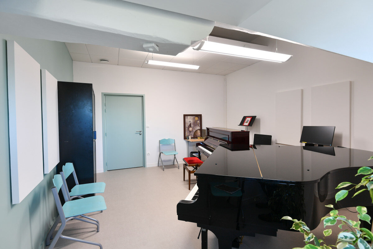 Novembre 2019 Salle de cours du Conservatoire équipée d'un piano à queue et d'un piano droit, avec panneaux acoustiques