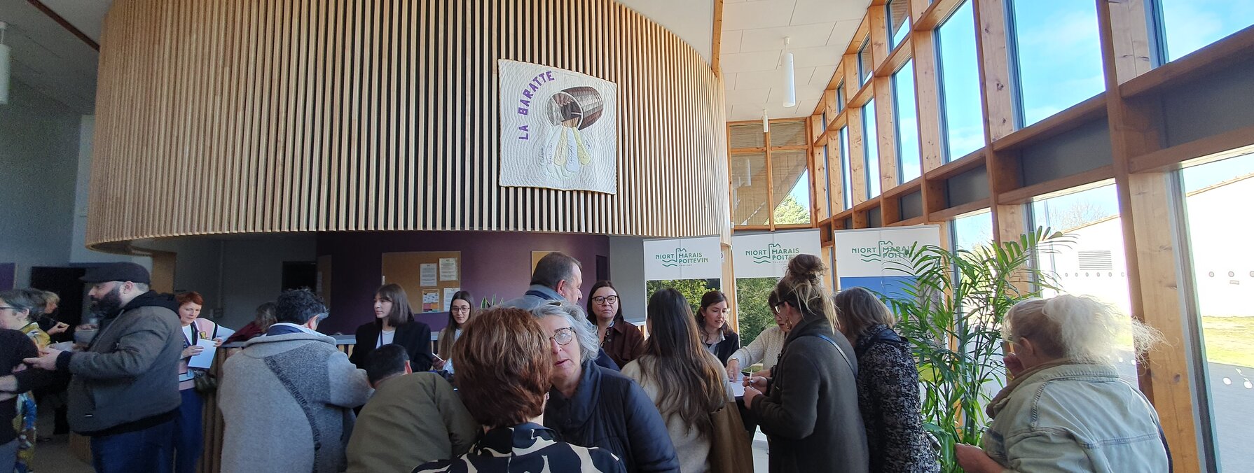 Participants à la présentation de la saison touristique dans l'entrée de la salle des fêtes d'Echiré