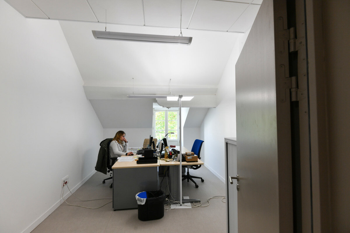 Novembre 2019 Agent administratif du Conservatoire de Niort au bureau, travaillant sur ordinateur et téléphonant dans un espace lumineux