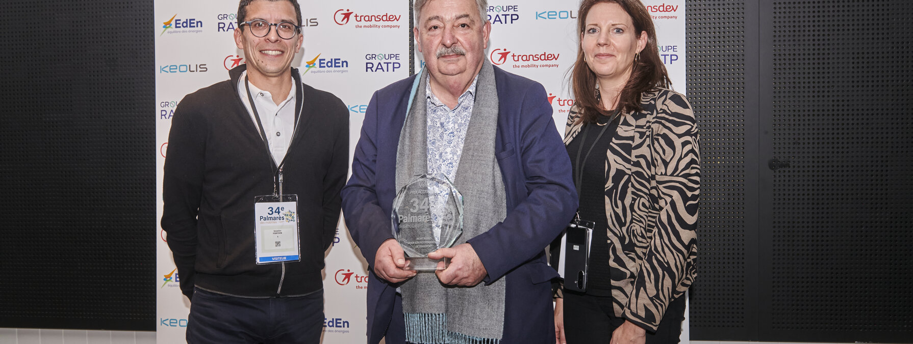 Trois représentants de Niort Agglo et Transdev tenant le trophée du 34e Palmarès VRT Territoires & Mobilités.