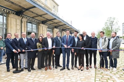 Jérôme Baloge, Maire de Niort, coupe le ruban inaugural du parvis côté Goise de la gare SNCF, entouré d'élus et partenaires