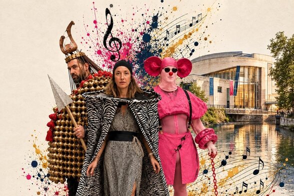 Trois personnages en costumes de spectacle devant le Moulin du Roc, entourés de notes de musique
