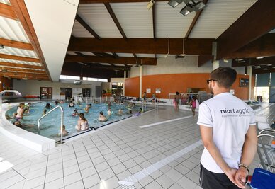 Des baigneurs a la piscine de Mauze sur le Mignon Des baigneurs a la piscine de Mauze sur le Mignon