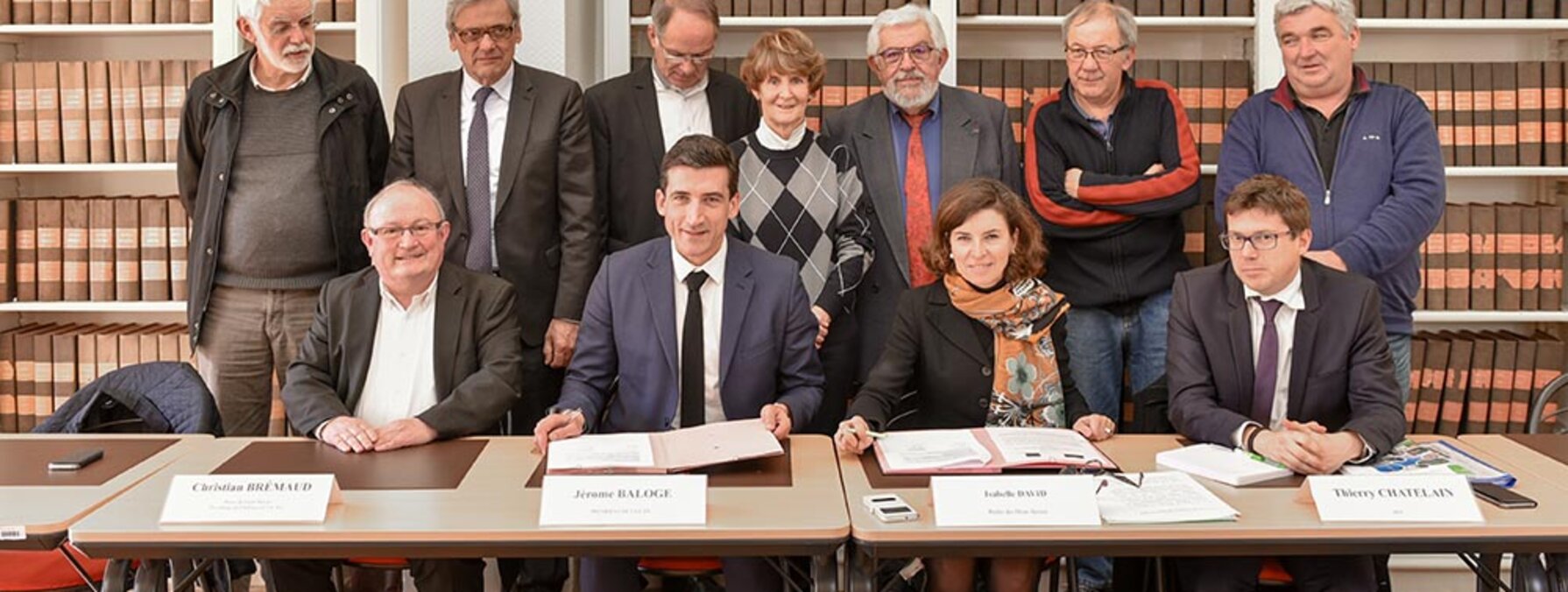 Le président de Niort Agglo, Jérome Baloge, et le préfet Isabelle David ont signé la convention partenariale ©Bruno Derbord