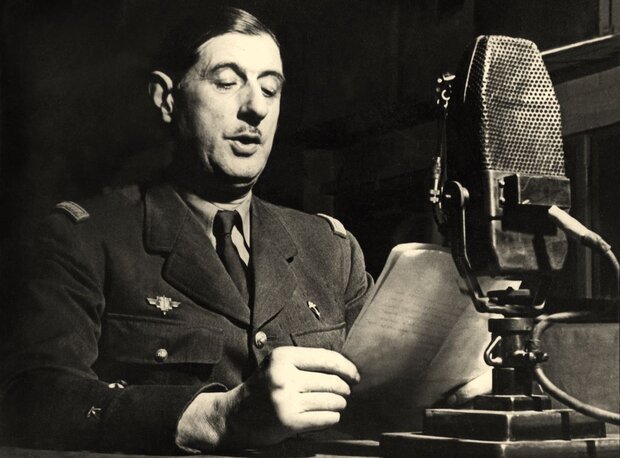 Le Général de Gaulle un micro de la BBC