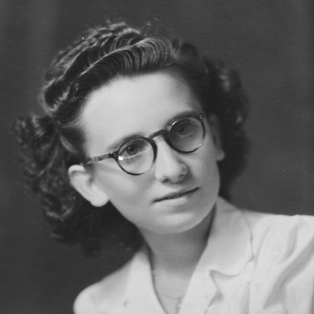 Jeannine Berthouin photographiée par le studio Meyer à Niort, tirage noir et blanc des années 1940.