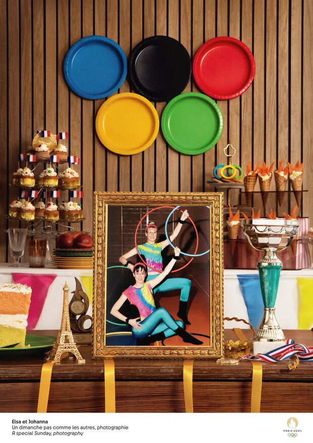 Affiche Paris 2024 : buffet festif aux couleurs des anneaux olympiques et portrait de deux gymnastes aux cerceaux en cadre doré