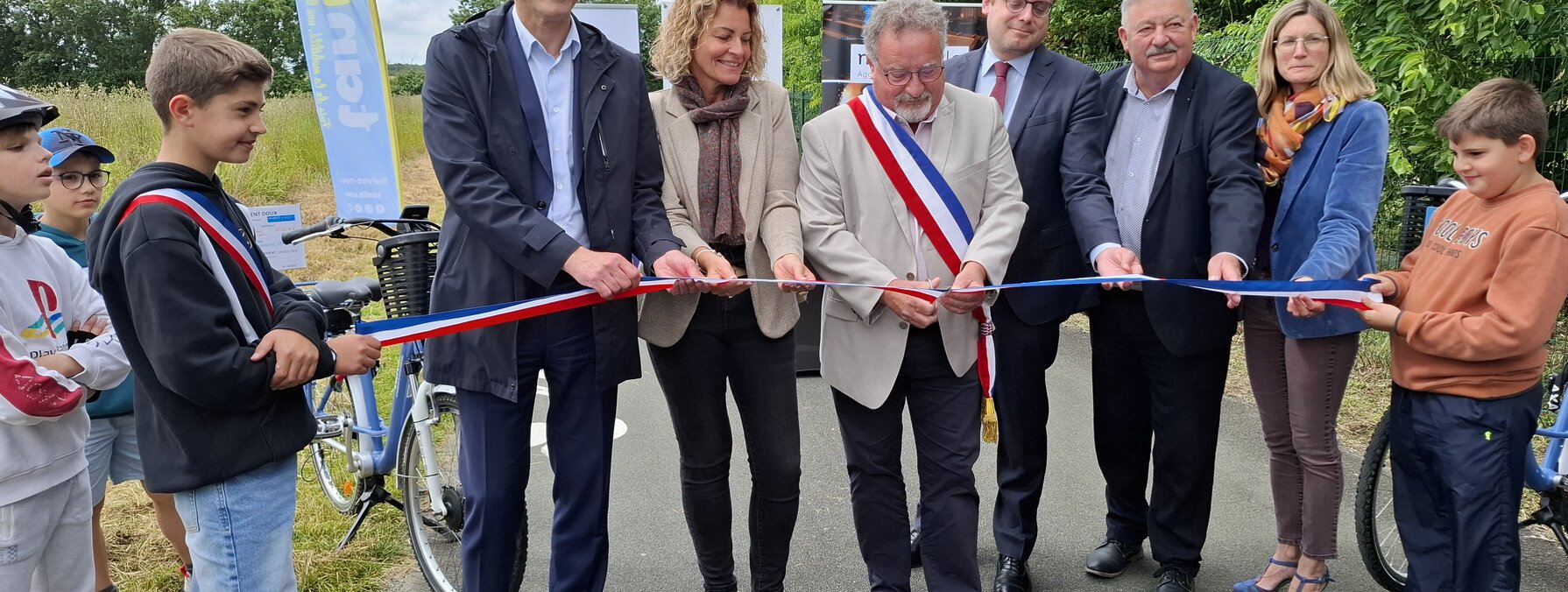 Jérôme Baloge, président de Niort Agglo, coupe le ruban tricolore avec des élus locaux, entouré d'enfants sur la piste