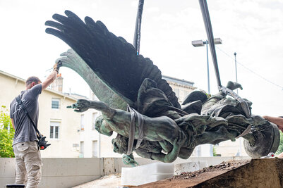Depose de la statue - Agrandir l'image 95 sur [158], fenêtre modale