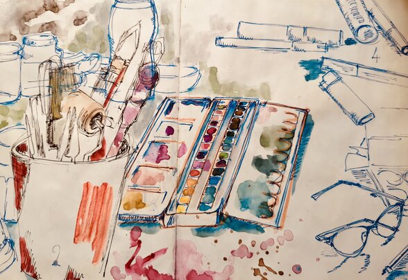 Carnet de croquis aquarelle illustrant une palette de peinture, des pinceaux et des fournitures d'atelier