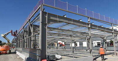 La structure métallique du bâtiment de production