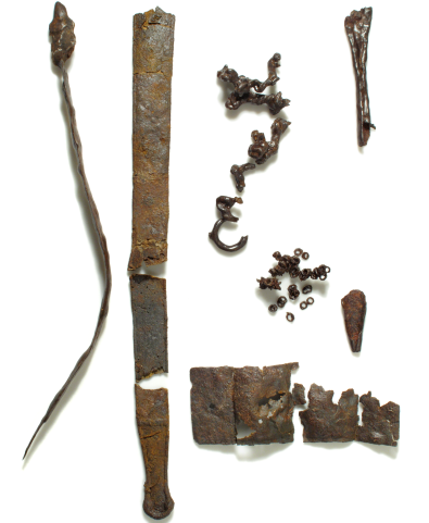 Pièces en fer corrodé : couteau, tige recourbée, crochet, petits anneaux, maillons et fragments de tôle