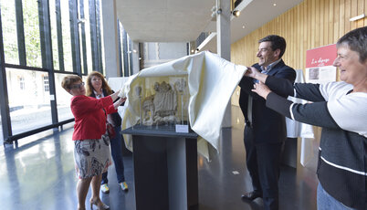 Présentation des sculptures découvertes à Port Bonot ©Darri