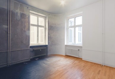 Comparaison avant/après rénovation : logement dégradé aux murs détériorés à gauche, intérieur rénové à droite