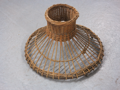 Armature de coiffe traditionnelle en osier tressé, couronne cylindrique surmontant un large bord conique évasé