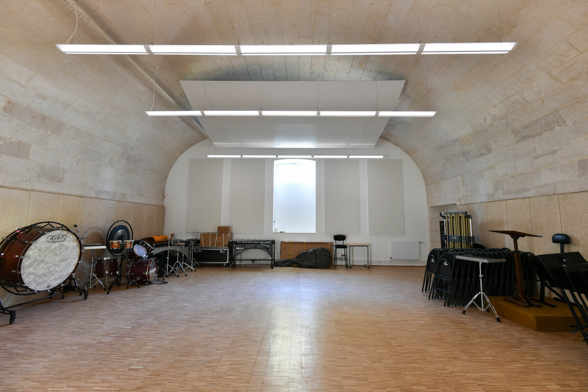 Novembre 2019 Salle de répétition voûtée du Conservatoire, avec percussions, chaises empilées et parquet en bois